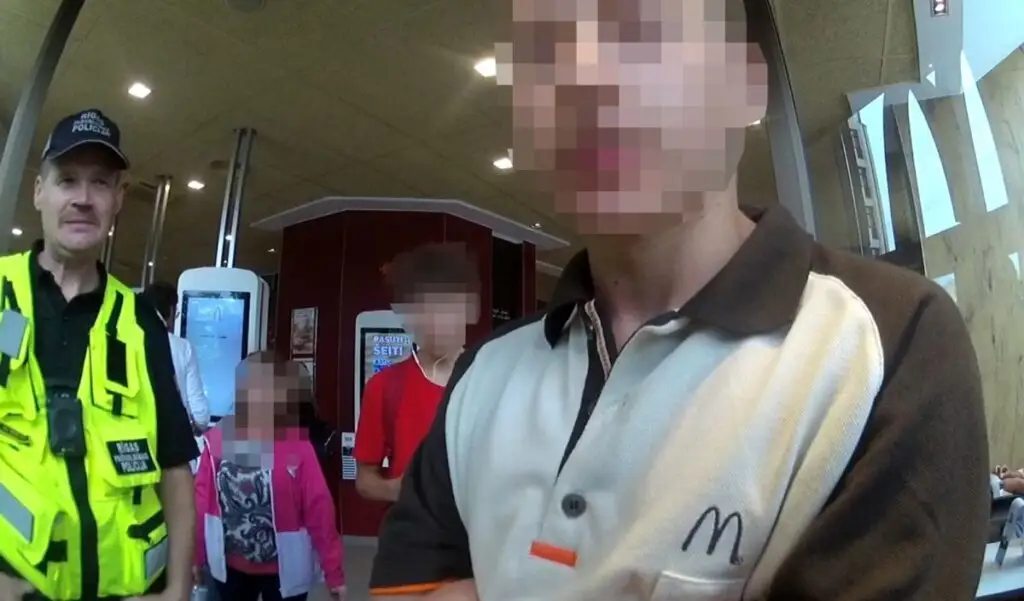 Подросток в форме работника McDonald’s, пугал посетителей тараканами в бургерах. Шутнику грозит 500 евро штрафа