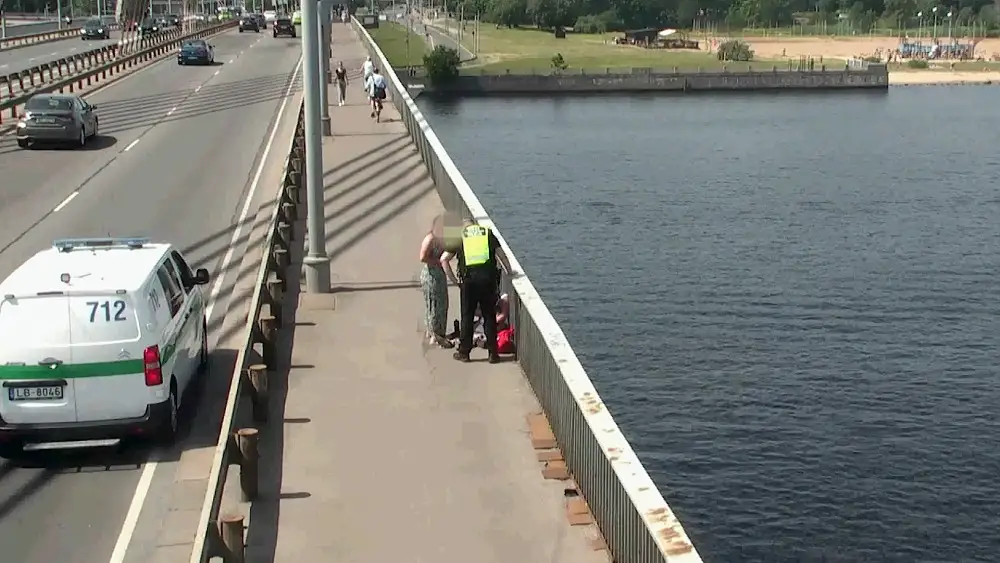 Полиция через камеру на Вантовом мосту увидела неожиданно севшего ребенка и успела помочь