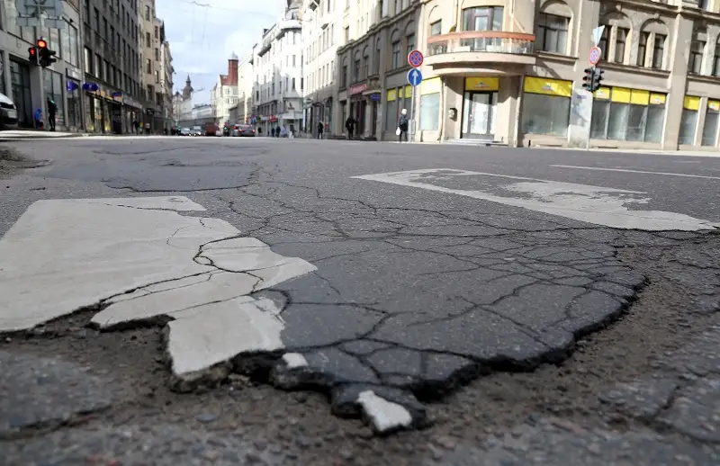 Puse no visiem autoceļu bedru izraisītajiem negadījumiem notiek Rīgā