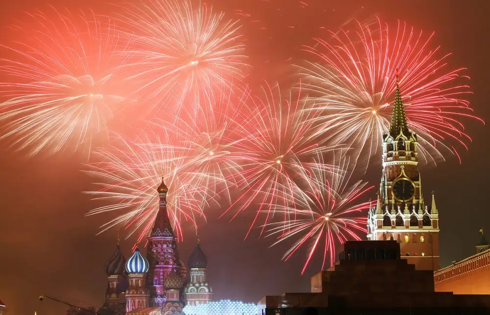 Салюты по московскому времени в Латвии: VDD найдет и накажет виновных (ВИДЕО)