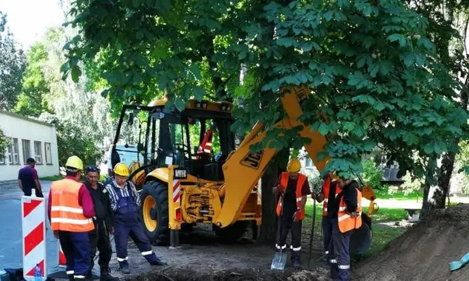 Прорвало! В центре Риги после гидравлической проверки до сих пор нет горячей воды