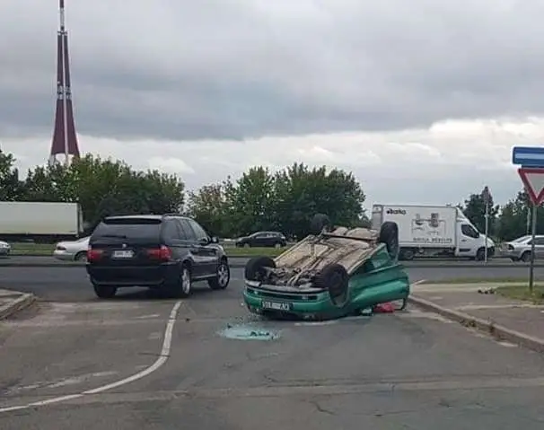 Сегодня на улице Краста произошло ДТП: легковой автомобиль перевернулся на крышу