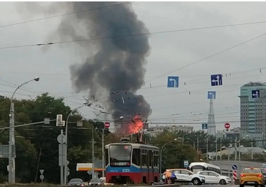 На тушение крупного пожара в центре Москвы направили вертолеты (видео)
