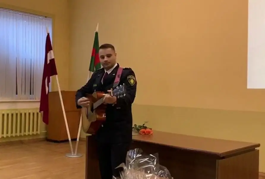 Для детей с особыми нуждами поющие полицейские собрали 3000 евро