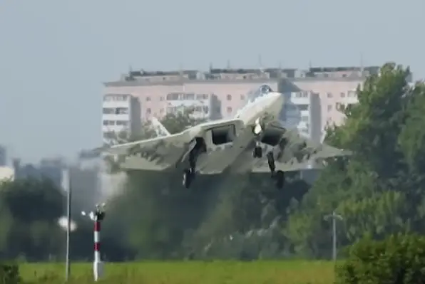 Суперкороткая посадка Су-57 на авиасалоне «МАКС-2019» (ВИДЕО)