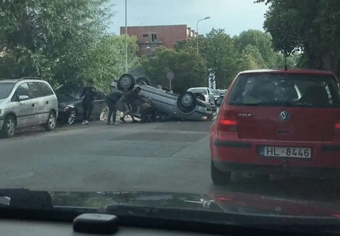 Но как, Холмс? Средь бела дня на крышу: ДТП, шокировавшее очевидцев