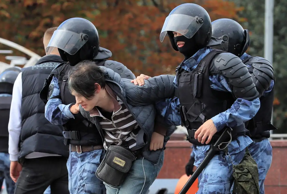 Задержанным на акциях против мобилизации в Москве вручили повестки в военкоматы прямо в отделениях полиции