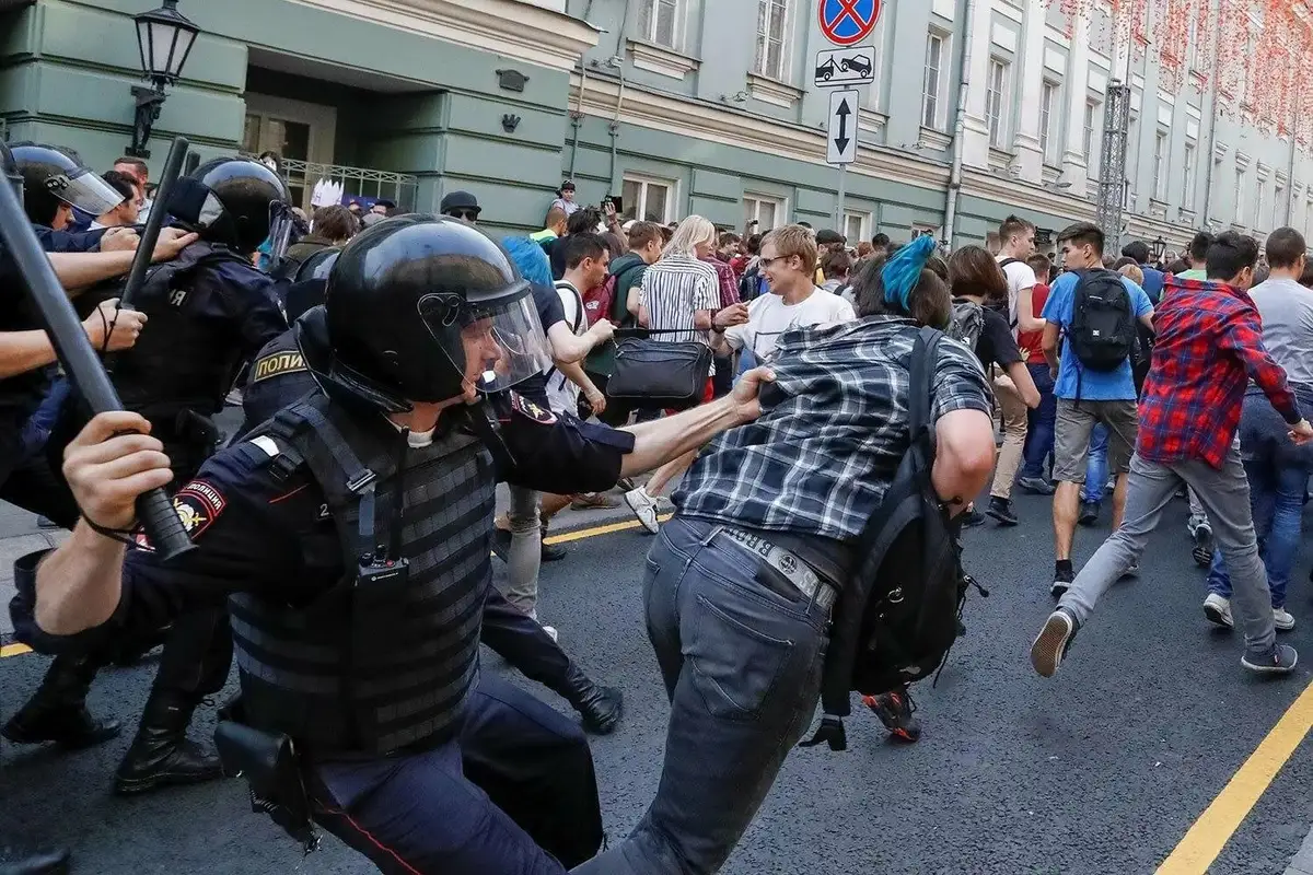Бьют в Москве, отдаётся в Риге: чему учат Латвию разгоны протестов в России