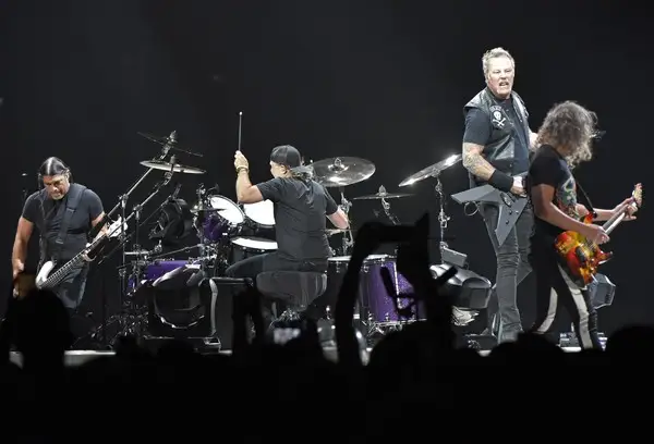 Группа Metallica отменила концерты из-за алкоголизма солиста  
