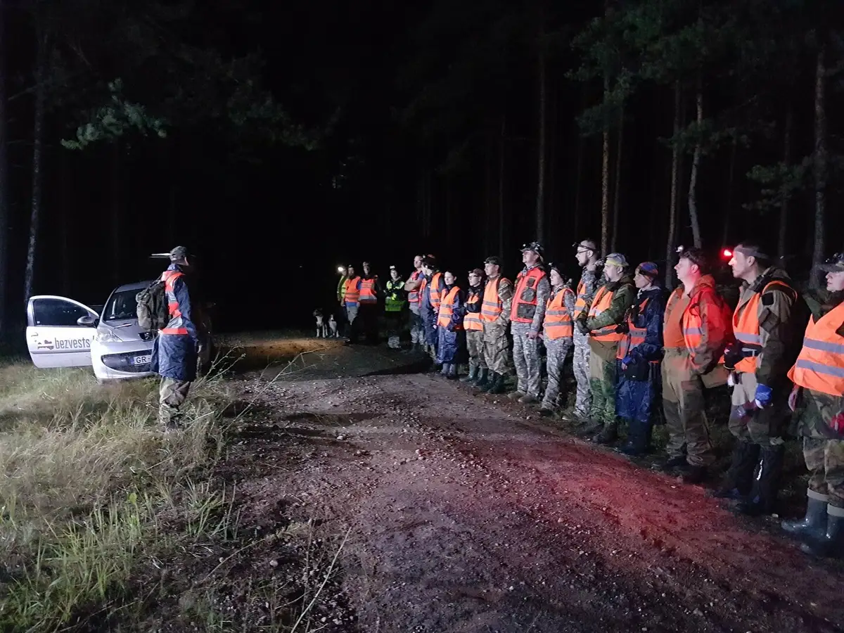Пропавшую на болоте под Лиласте женщину искали двое суток, а нашли в трясине при помощи вертолета