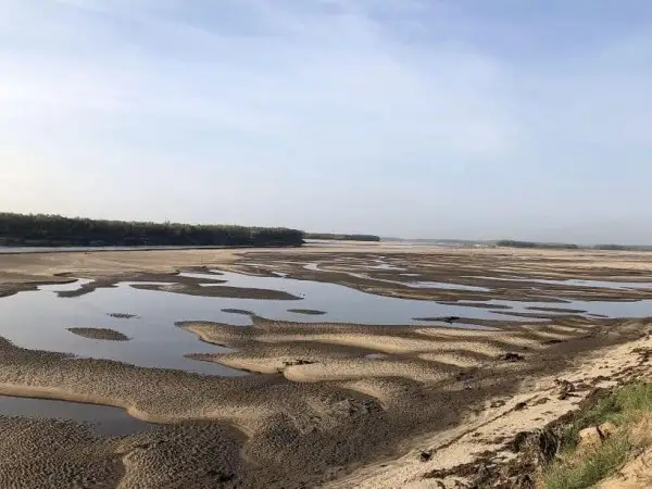 Это не Аральское море. Это река Лена, когда-то полноводная