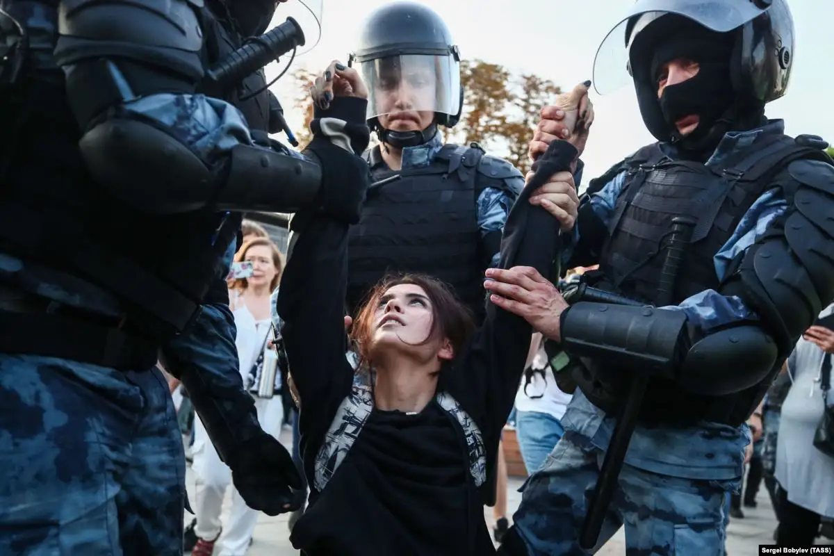 «А девчонка-хиппичонка, лет пятнадцати, ей-ей…» Стихи Евгения Евтушенко