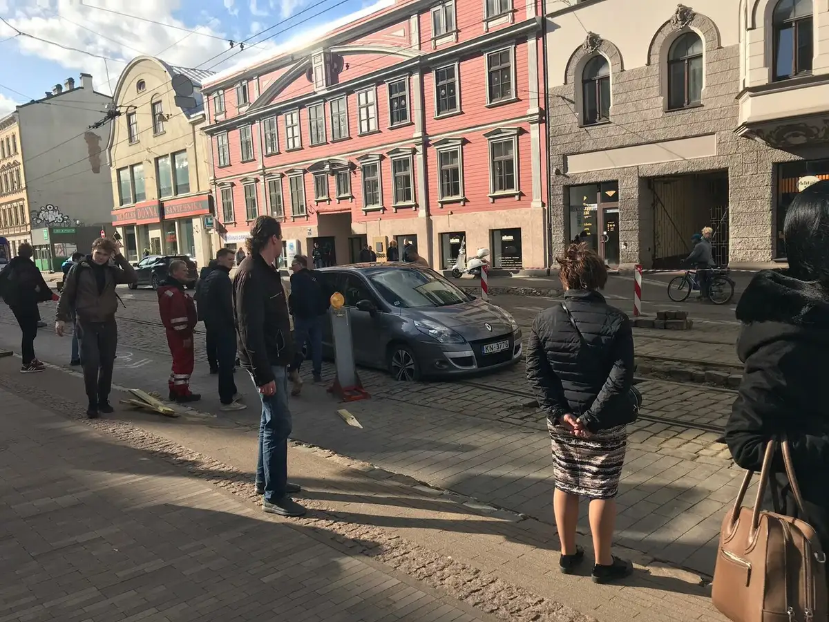 Дважды в одну воронку не падает? Второй автомобиль застрял на Кр. Барона в Риге