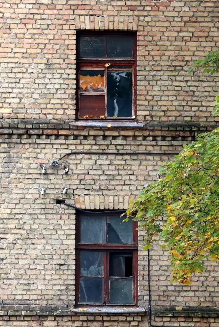 На четвертом этаже жилого дома в центре Риги обвалился потолок, эвакуировано 25 человек (дополнено