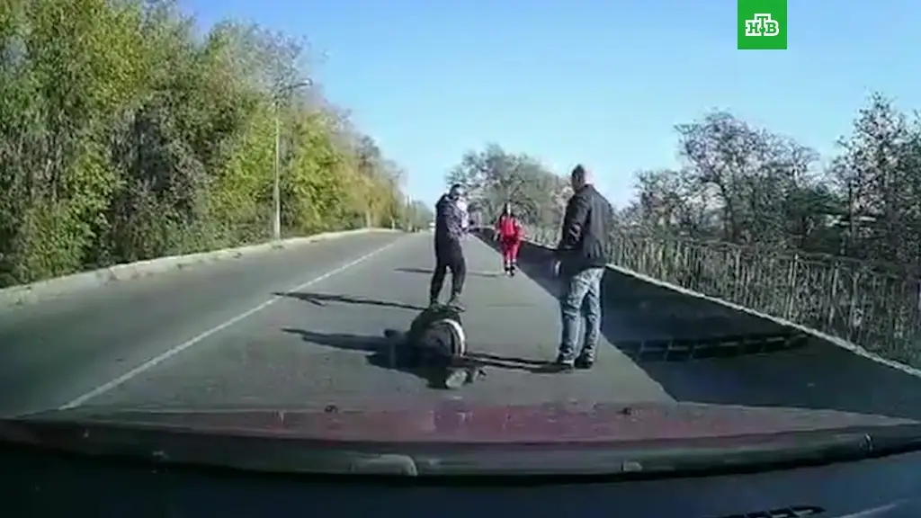 Пьяный пациент очень хотел выйти из скорой помощи и вышел — на полном ходу на проезжую часть (видео)