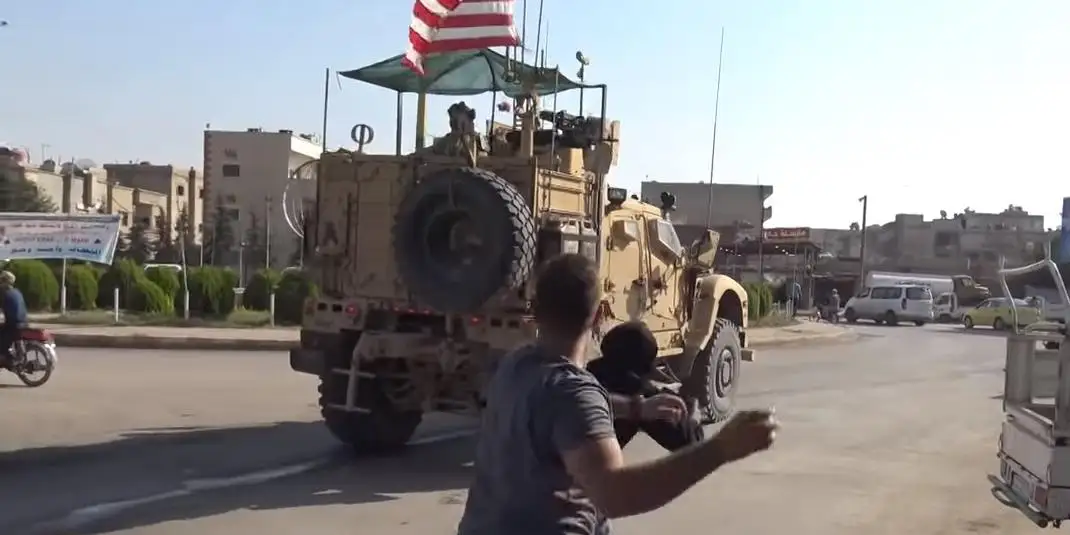 Курды закидали американских военных помидорами и камнями (видео)