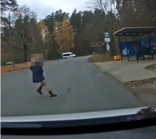 Девочка чуть не погибла под колесами: видео полиции