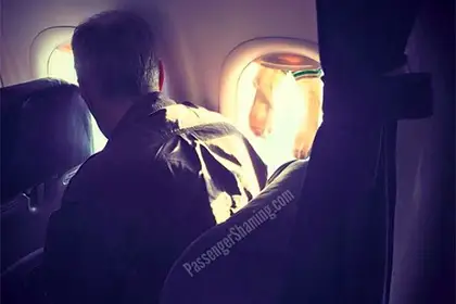 Какой вонючий поступок! Сушка мокрых носков в самолете ужаснула путешественников  