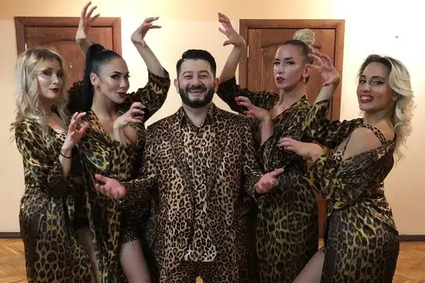 «Хочу тибя любицца»: ВИДЕОклип Михаила Галустяна «взорвал» YouTube