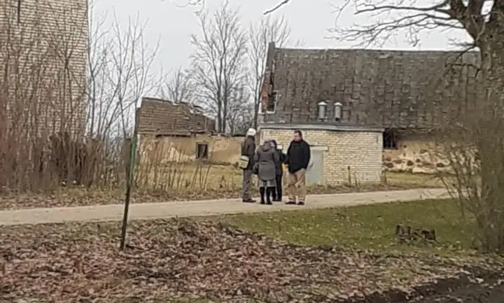 Мошенники или сектанты? Группа людей с библиями в руках устроила переполох в Буртниеки