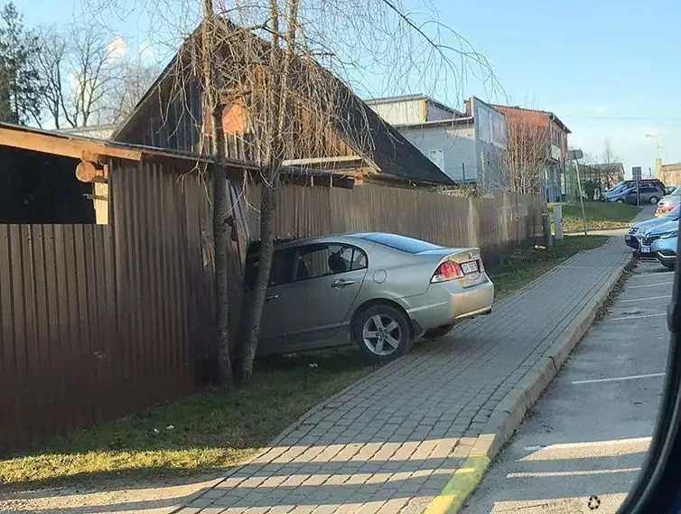 Педали перепутала: в Балви легковушка застряла в заборе. ФОТО