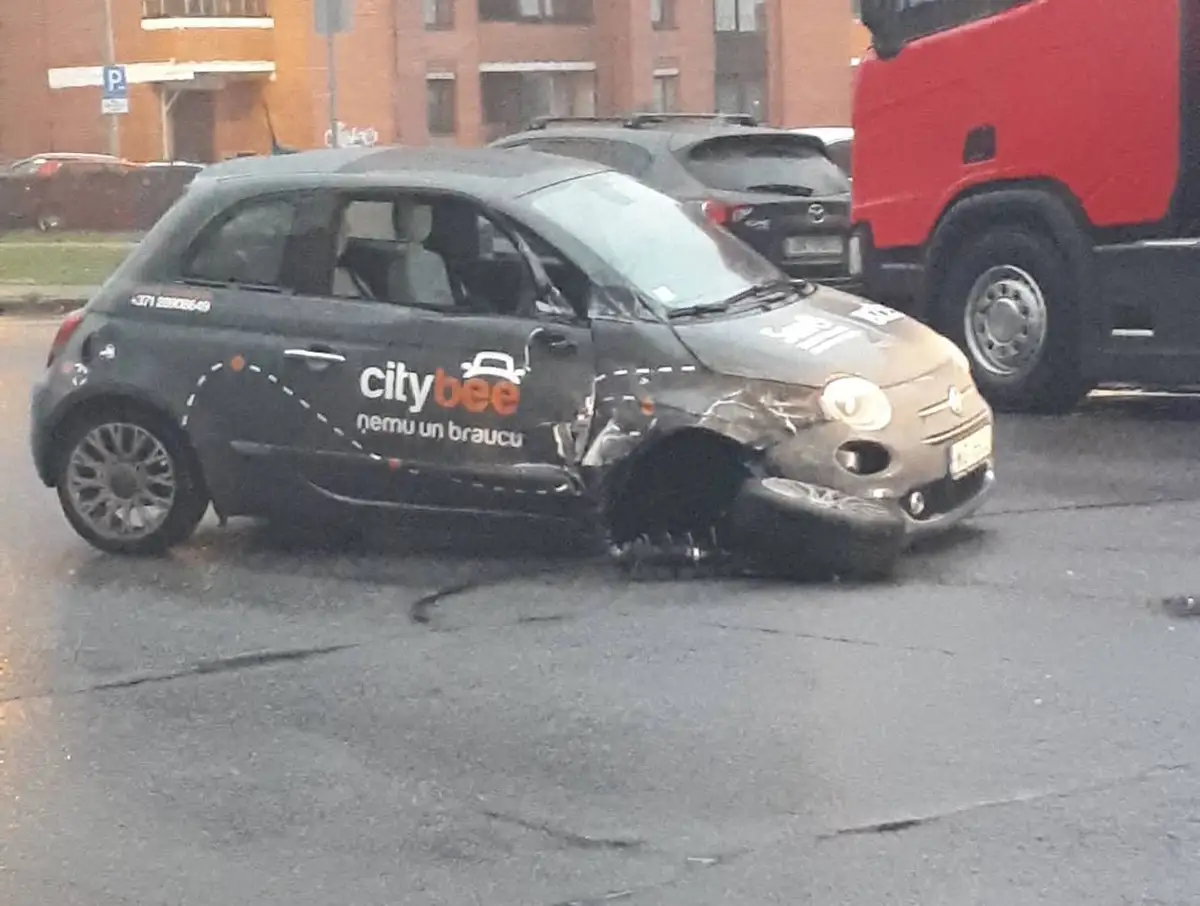 Автомобиль каршеринга CityBee врезался в фуру, а водитель сбежал