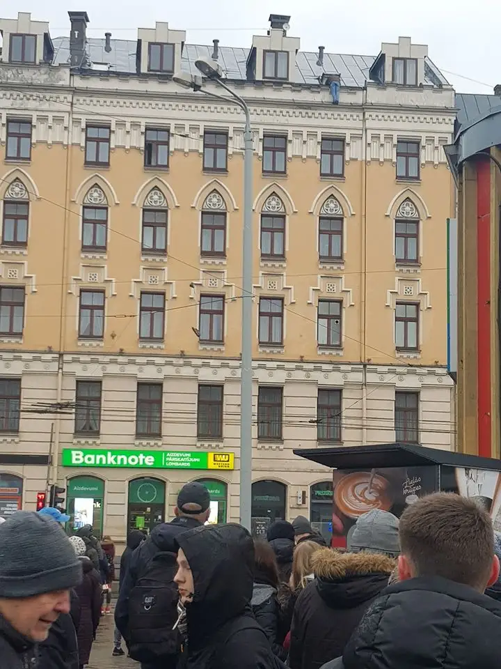 «Сilvēks uz jumta!»: Rīgas centrā uz laiku slēgta satiksme Marijas ielas posmā no Dzirnavu ielas līdz Merķeļa ielai