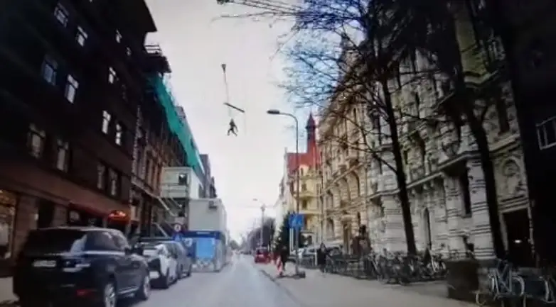 Тихий ужас: в центре Риги двое строителей сорвались с крыши (ВИДЕО)