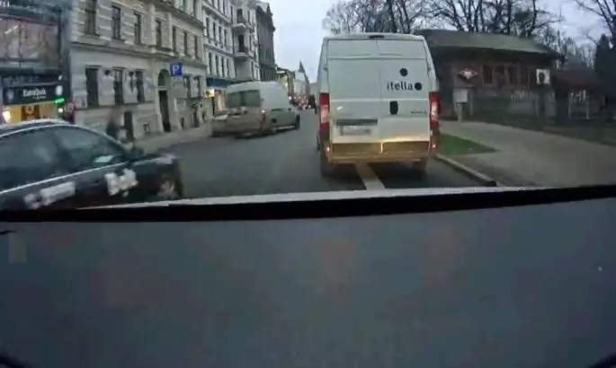 ЧП в центре Риги: полицейские едва остановили бусик без водителя (ВИДЕО)