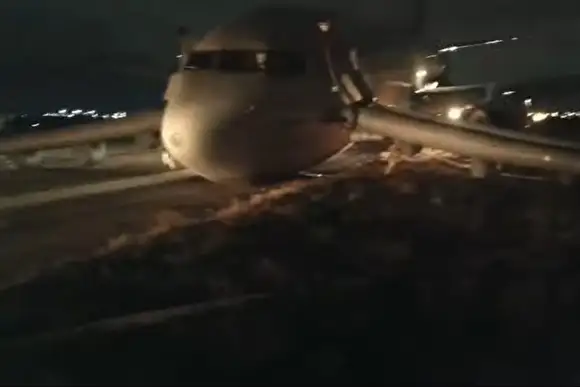 В Одессе сел на брюхо самолет Turkish Airlines: подломилась стойка шасси (ВИДЕО)