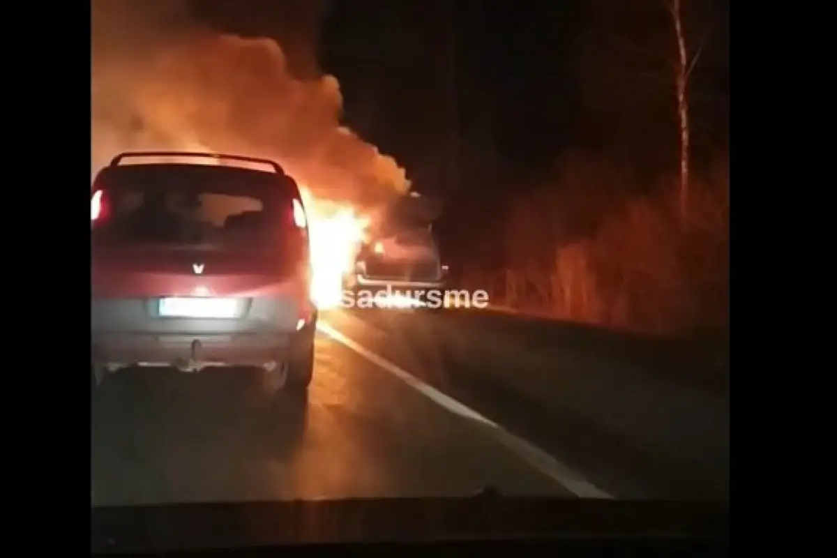 (ВИДЕО). На рижской объездной дороге произошло ДТП, в результате которого загорелся автомобиль