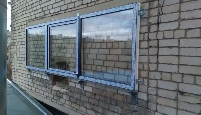 С видом? Строители в Талси абсурдно установили окно прямо на стене без проема