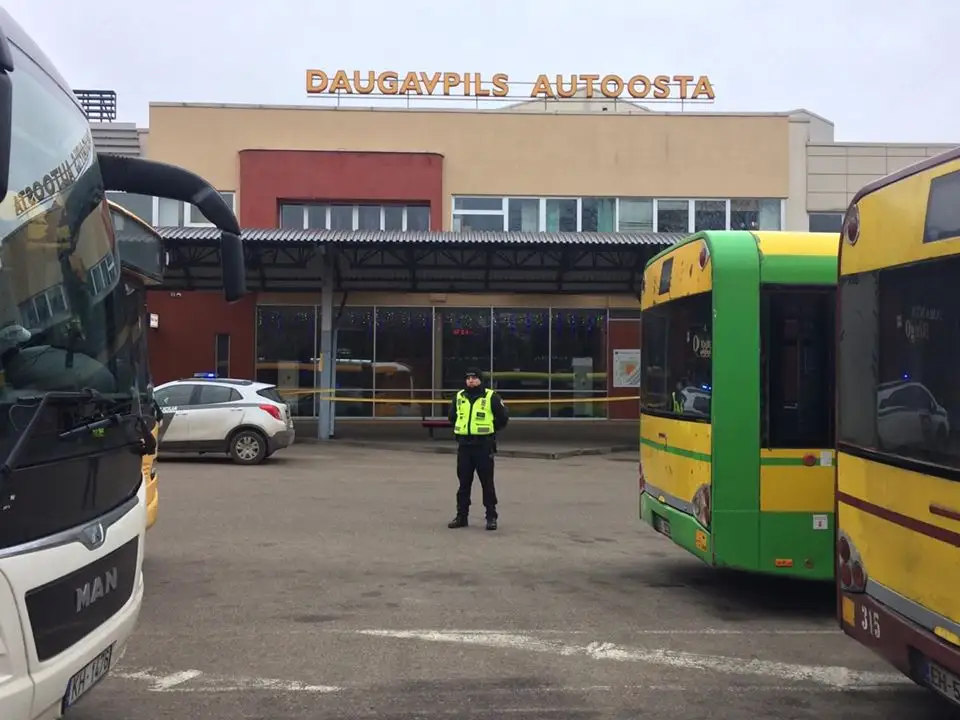 Эвакуация на Даугавпилсском автовокзале: неизвестные сообщили о заложенной бомбе