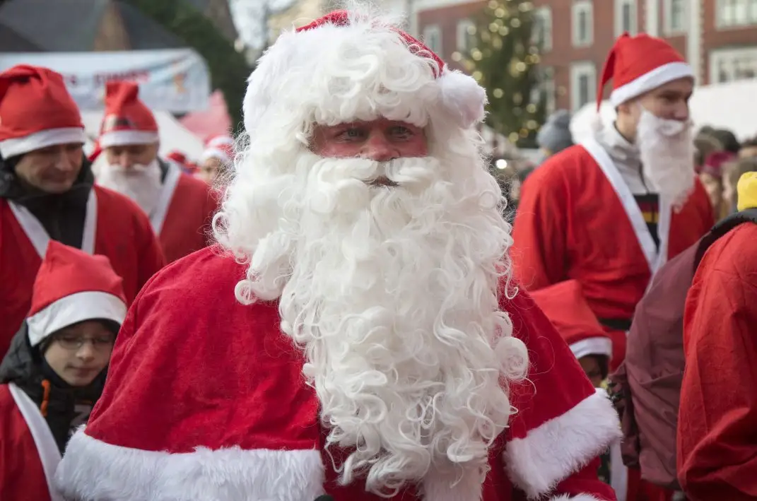 В забеге Дедов Морозов приняли участие около 1500 человек (фото)