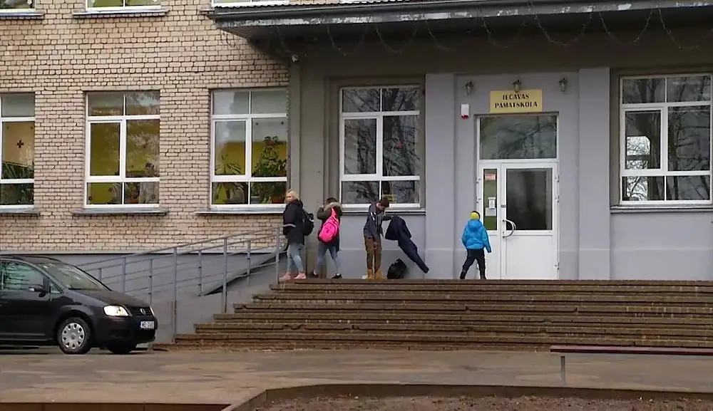Skolas direktors: Svarīgi visiem skolotājiem ievērot prasības, un pašu iniciatīvas saskaņot ar vadību