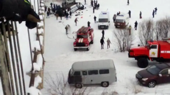 В России автобус с пассажирами рухнул с моста на лед: десятки погибших (ВИДЕО)