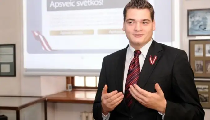 Ratnieks rosinās domē lemt par de Tolli pieminekļa demontāžu