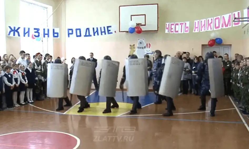 Учитесь, дети! Российским школьникам показали, как правильно бить демонстрантов (ВИДЕО)