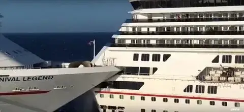 Два гигантских круизных лайнера врезались друг в друга (видео)