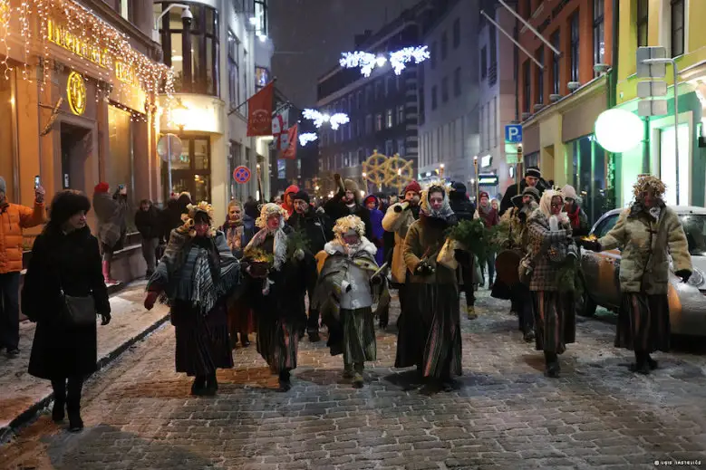Ar tradicionālo bluķa vilkšanu Vecrīgā atzīmēs ziemas saulgriežus