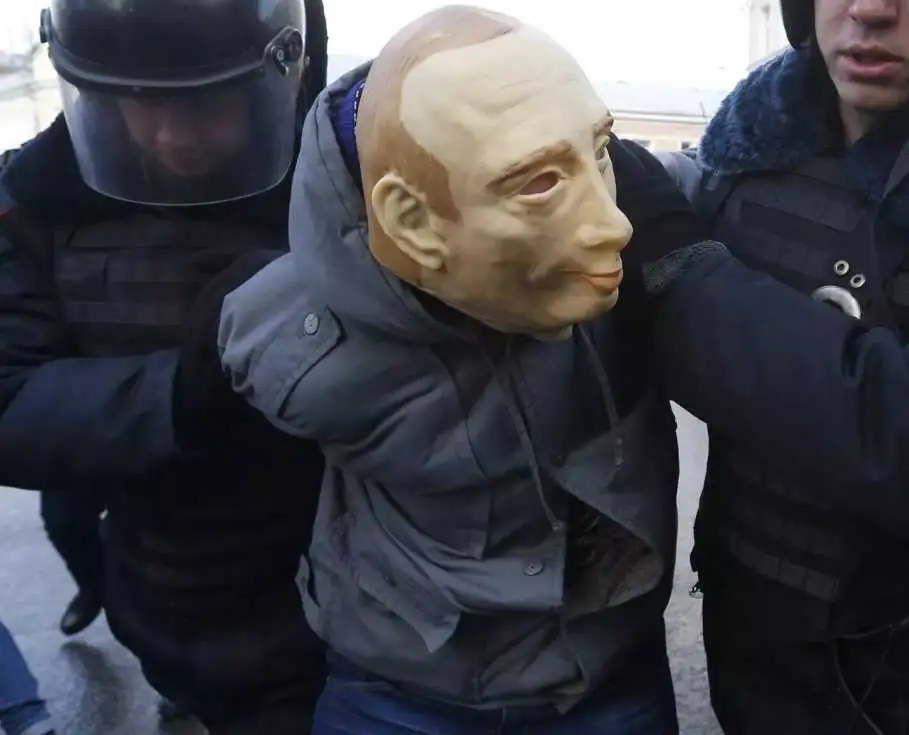 В Вецриге двое в масках Путина и Рейгана избили парня, запихнули его в багажник автомобиля и скрылись