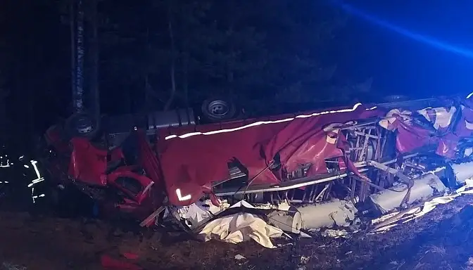 Pēc trīs spēkratu sadursmes apgāžoties kravas automašīnai, gājis bojā tās vadītājs