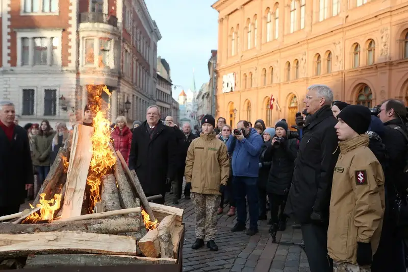 Aptuveni 150 cilvēki, tostarp, valsts politiskā elite Bastejkalnā godina barikāžu laikā kritušos