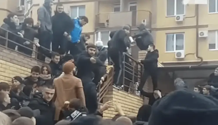 «Эти копейки, блин»: сын соратника Кадырова раскидал в Волгограде 200 тысяч рублей (ВИДЕО)