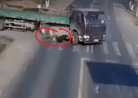 Грузовик и велосипедист: оцените уровень везения (ВИДЕО со счастливым концом)