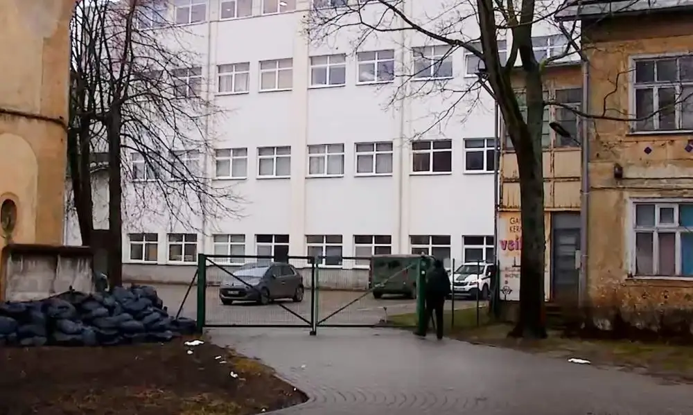 Laikraksts: Traģiskā apšaude Kandavas ielā varētu būt saistīta ar miljonos mērāmām summām