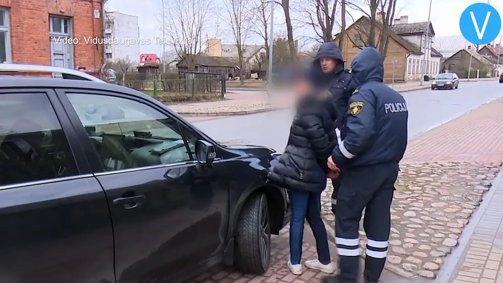 В Екабпилсе женщина угрожала поджечь себя у здания, где выдают «быстрые кредиты»