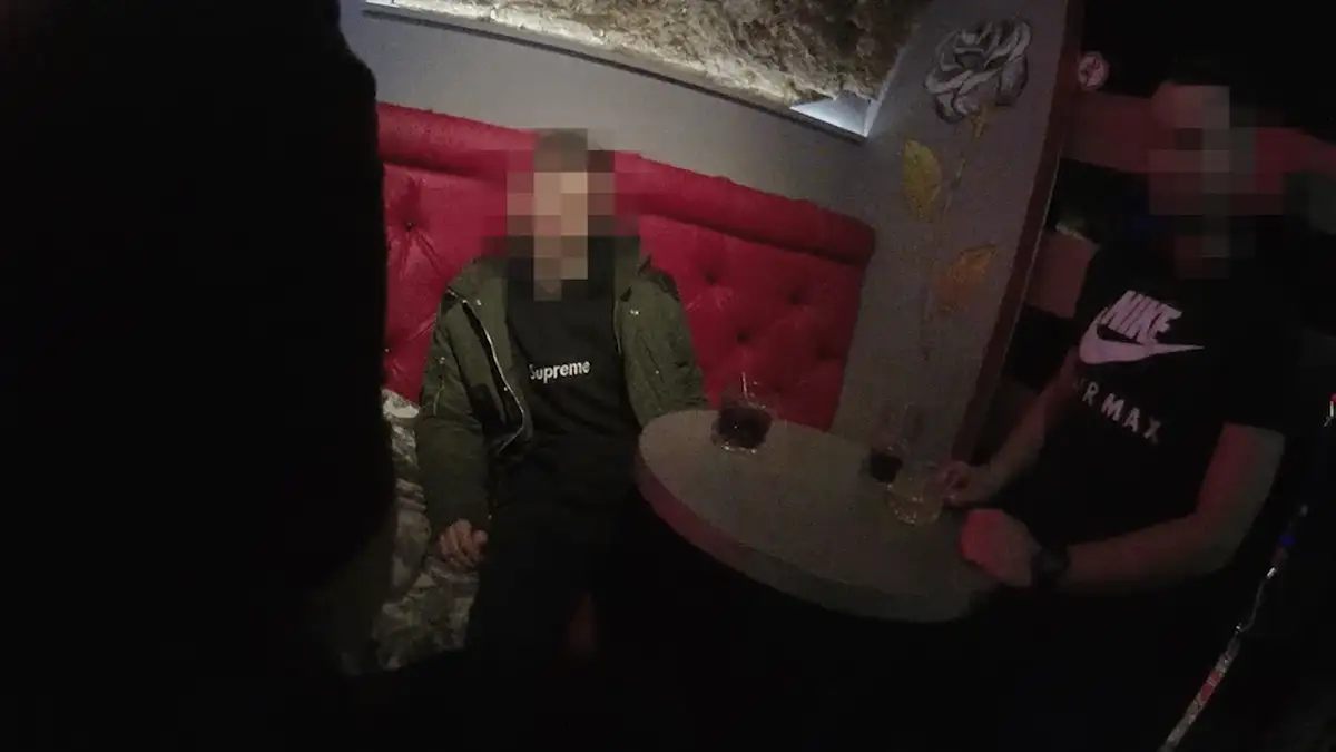 Ворвался в бар размахивая оружием: в Старой Риге задержали пьяного мужчину