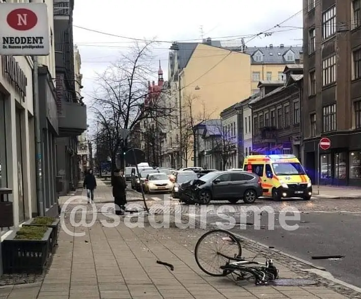 Сегодня днем в центре Риге, на перекрестке улиц Стабу и Тербатас, произошла авария