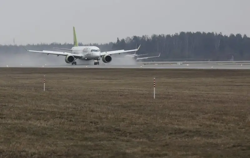 Самолету авиакомпании «airBaltic», вылетевшему в Мюнхен, из-за бури пришлось вернуться в Ригу